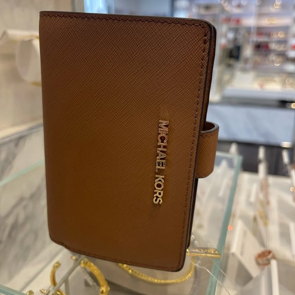 MICHAEL KORS Medium Crossgrain Leather Bifold Wallet ZP CN Luggage NWT